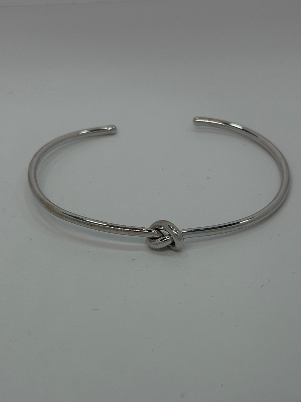 Bracciale a Nodo Rigido Regolabile in Argento 925 – Design Moderno