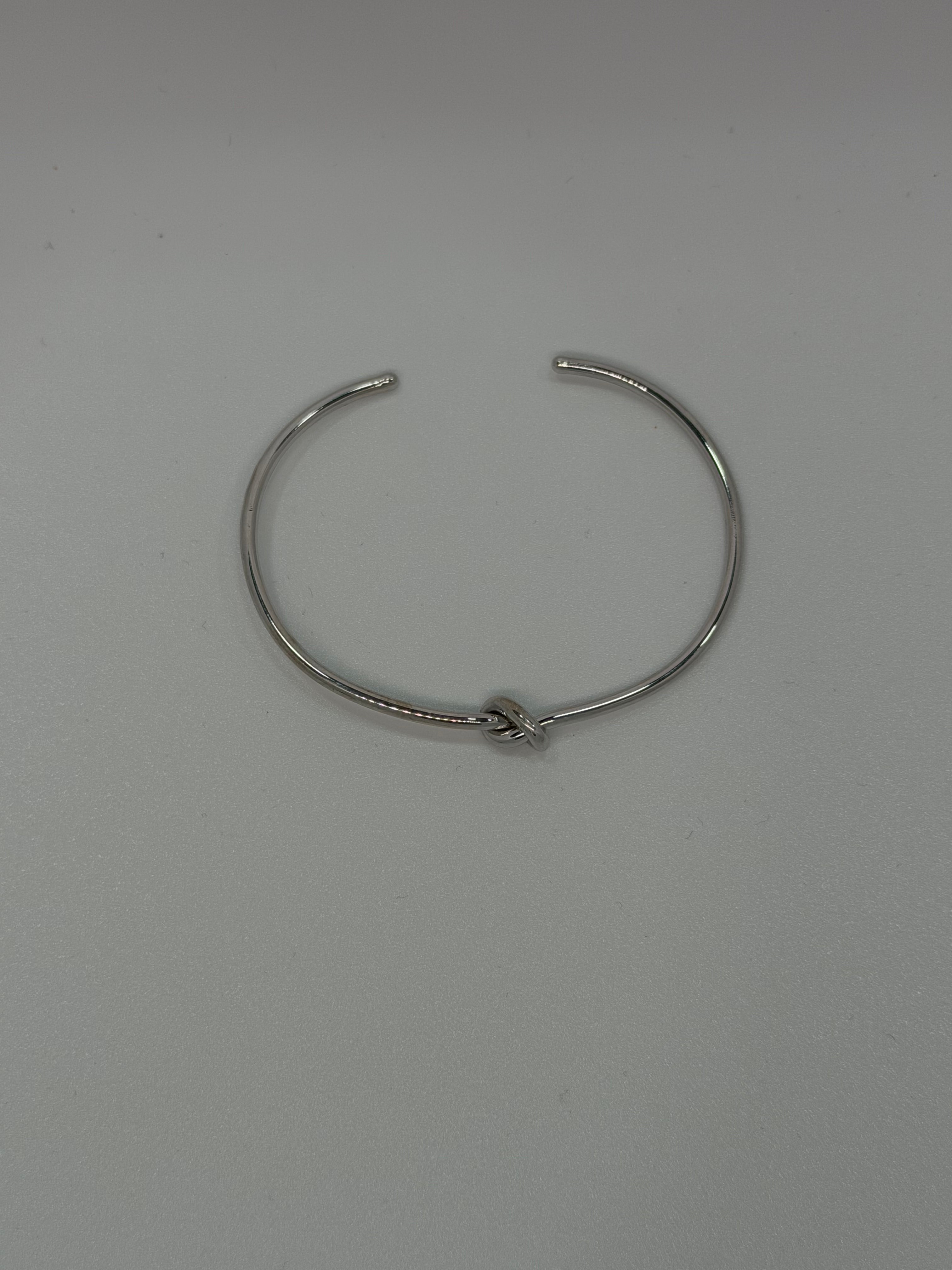 Bracciale a Nodo Rigido Regolabile in Argento 925 – Design Moderno