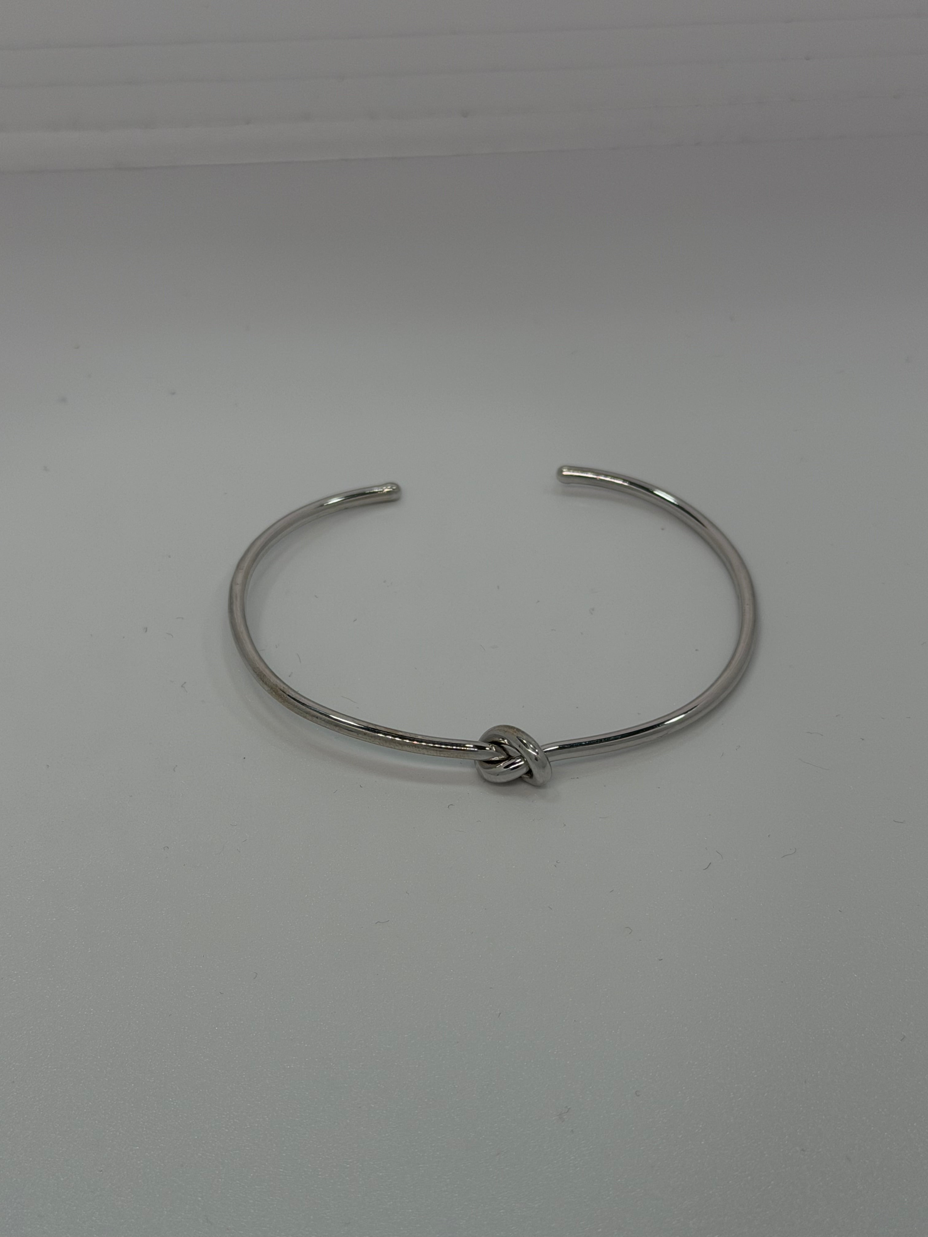 Bracciale a Nodo Rigido Regolabile in Argento 925 – Design Moderno