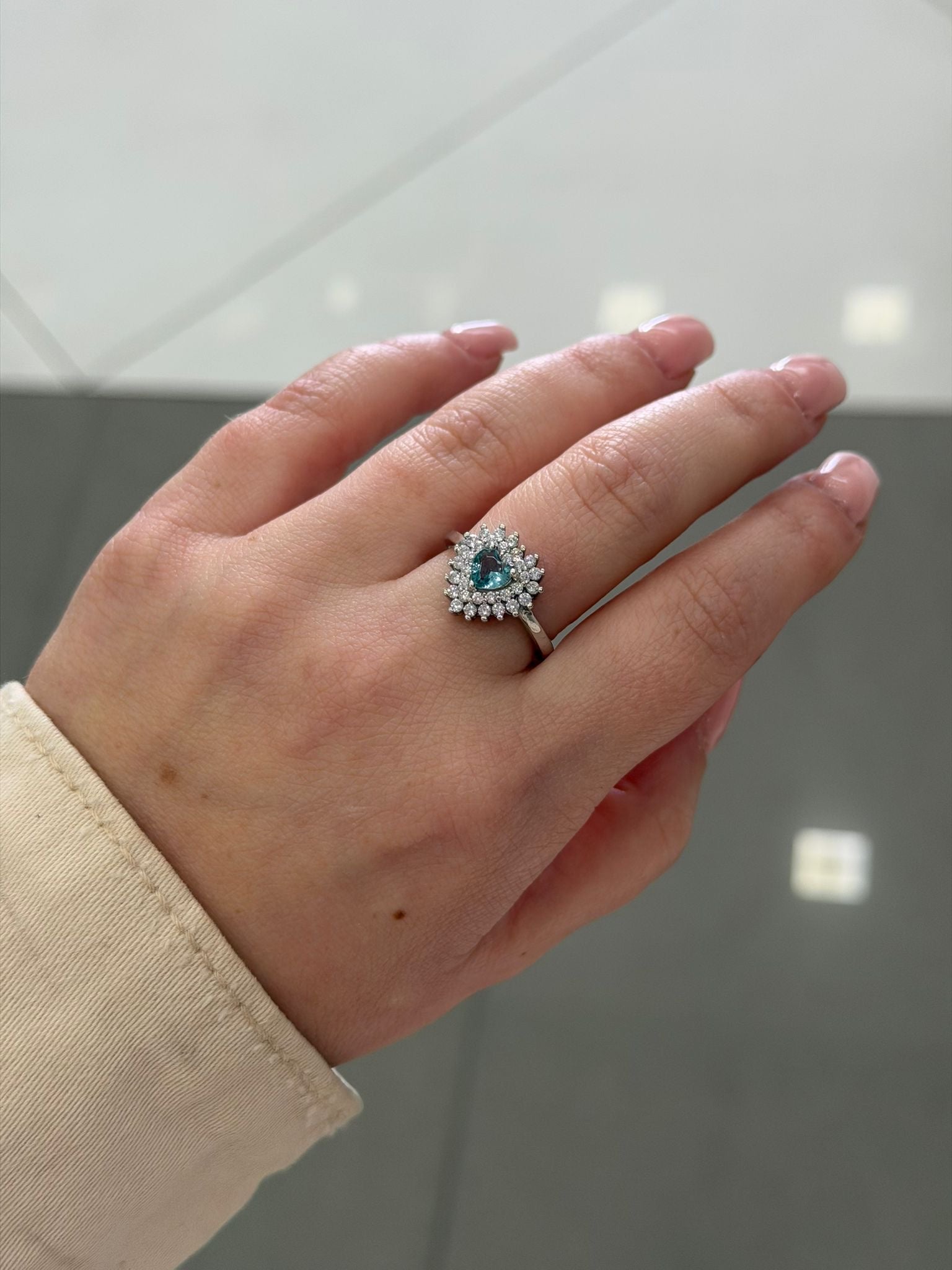 Anello in argento cuore con pietra azzarda e cornice di zirconi bianchi