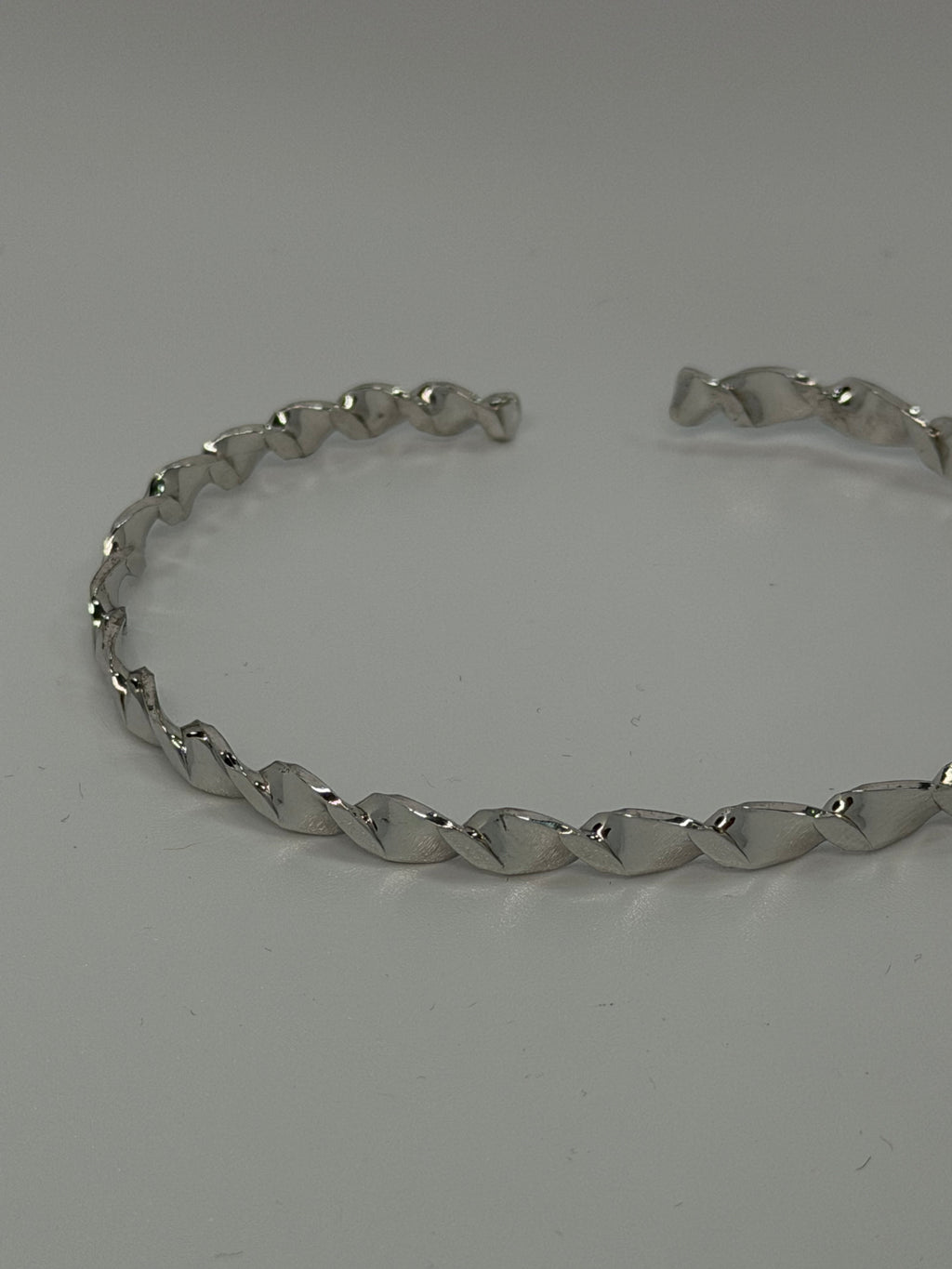 Bracciale Rigido Intrecciato in Argento 925 – Disponibile in Argento e Oro