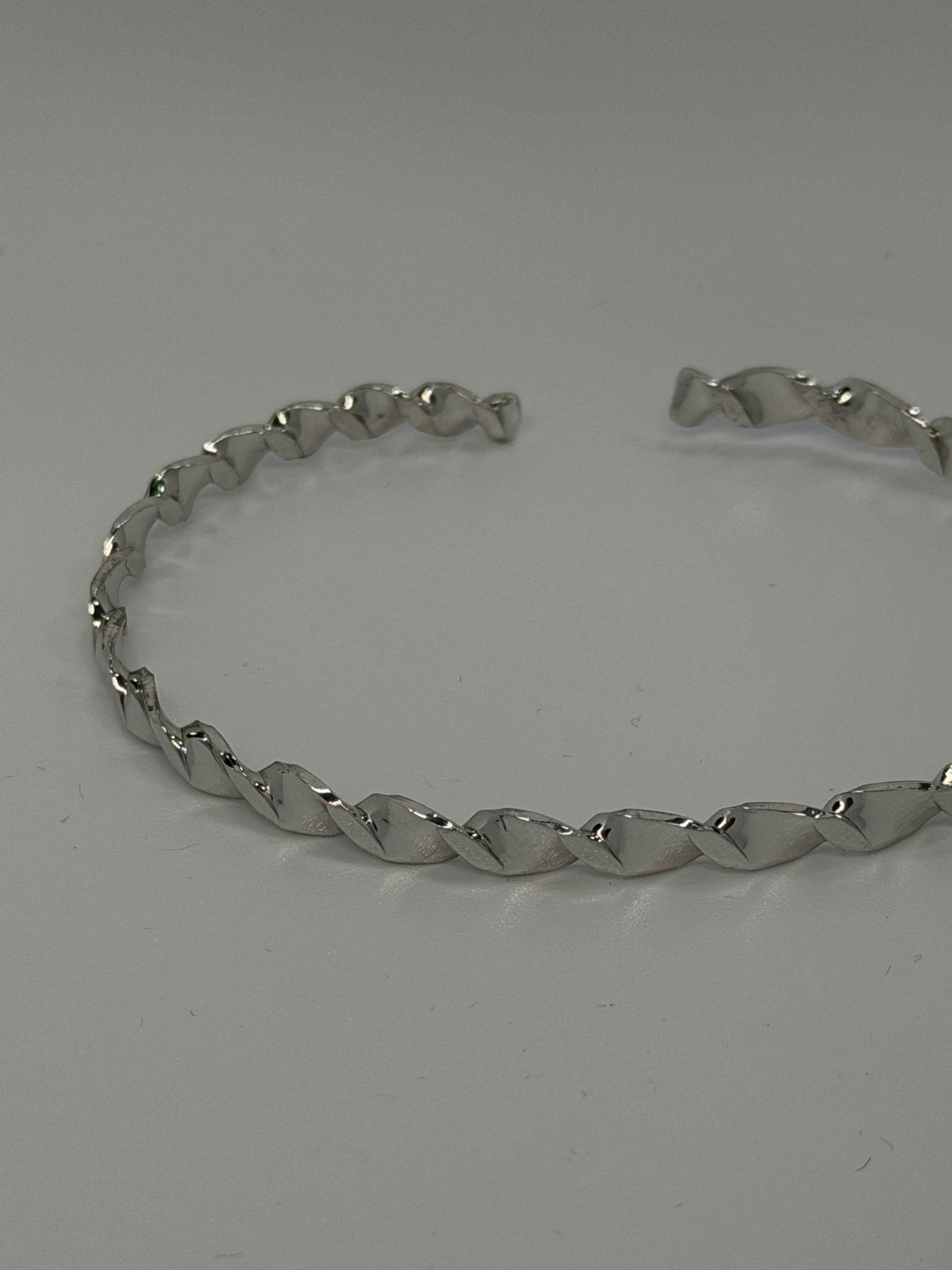 Bracciale Rigido Intrecciato in Argento 925 – Disponibile in Argento e Oro
