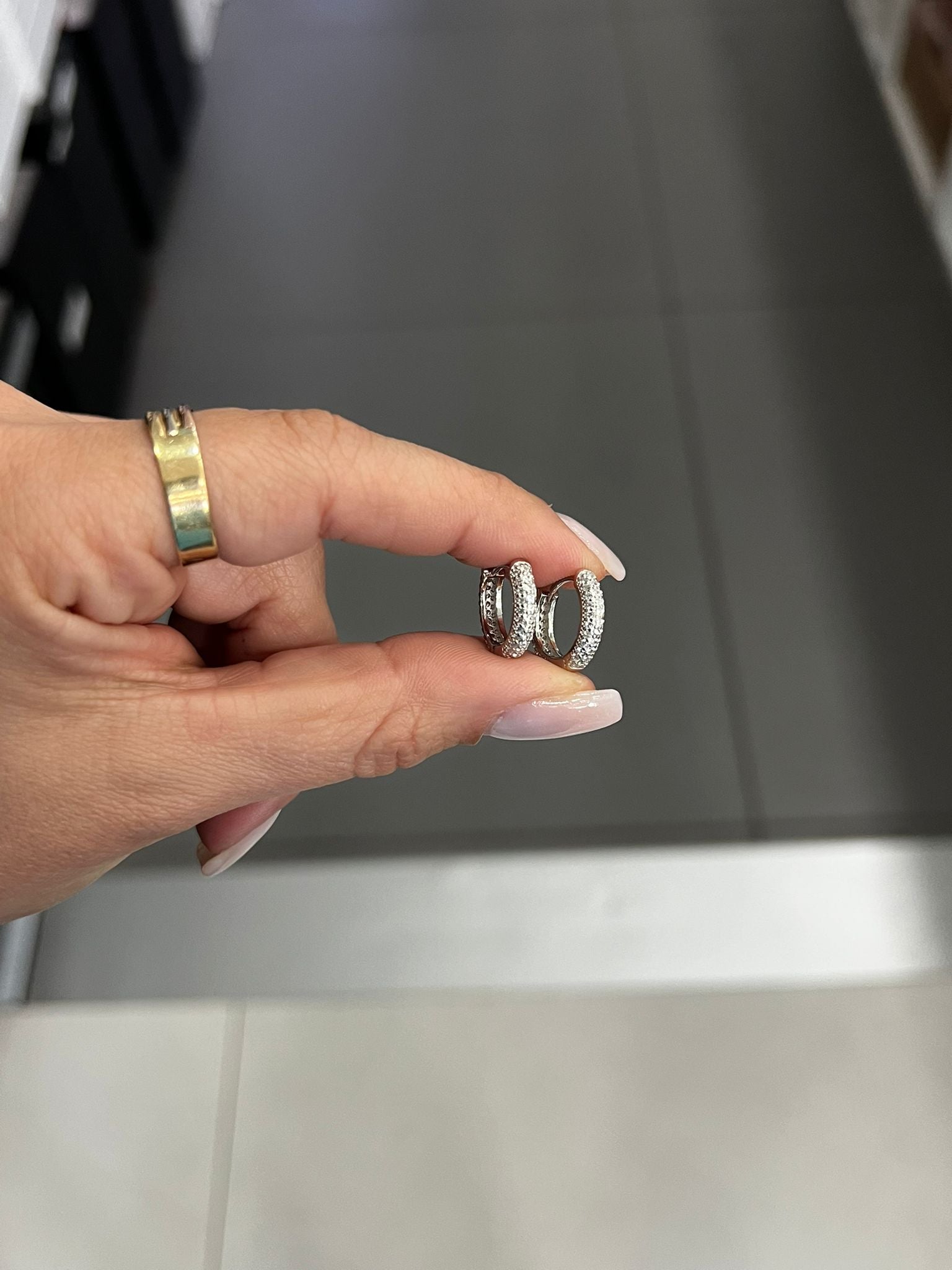 Orecchini Piccoli a Cerchio in Argento 925 con Zirconi Bianchi – Delicati e Luminosi