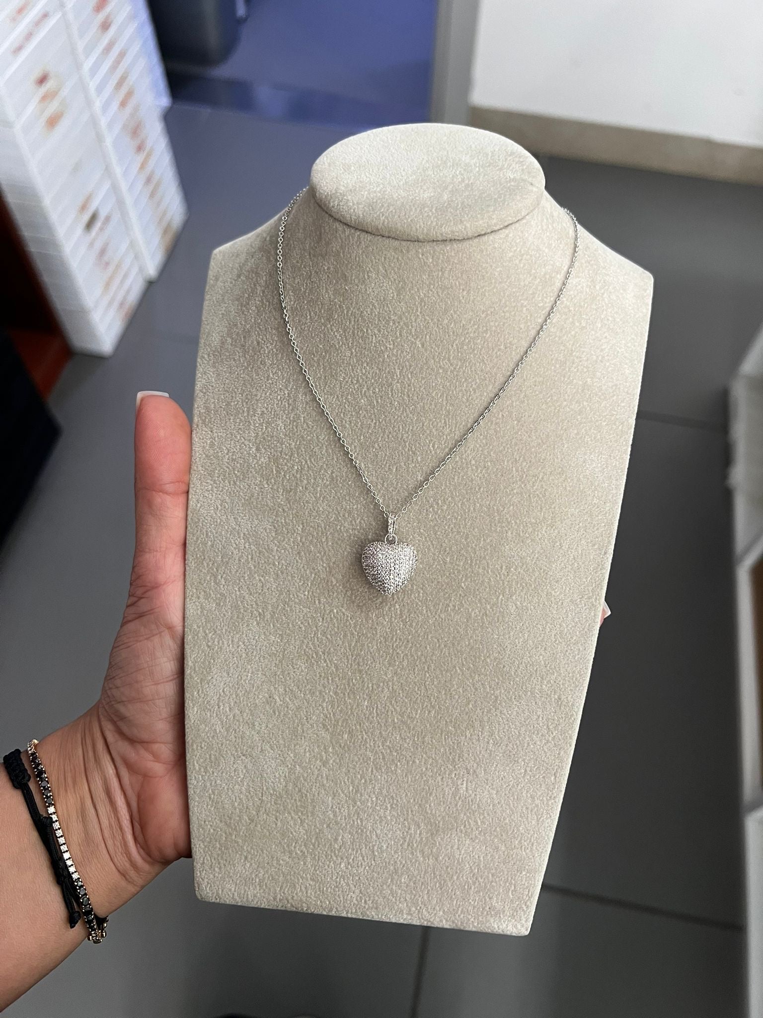 Collana in Acciaio con Cuore e Zirconi Bianchi – Romantica e Resistente | Gioiello Quotidiano