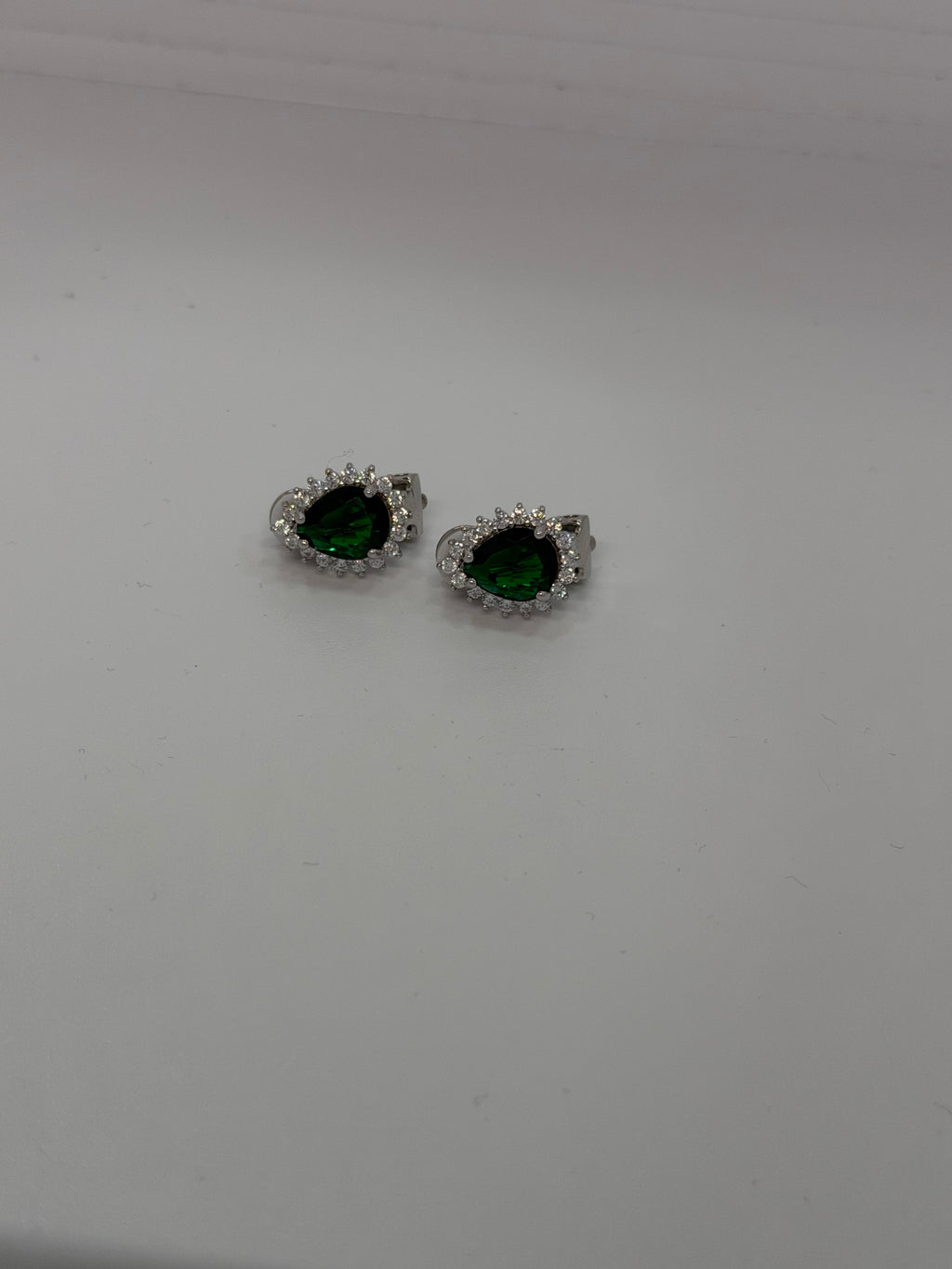 Orecchini a Clip Argento 925 con Pietra Verde e Cornice di Zirconi Bianchi