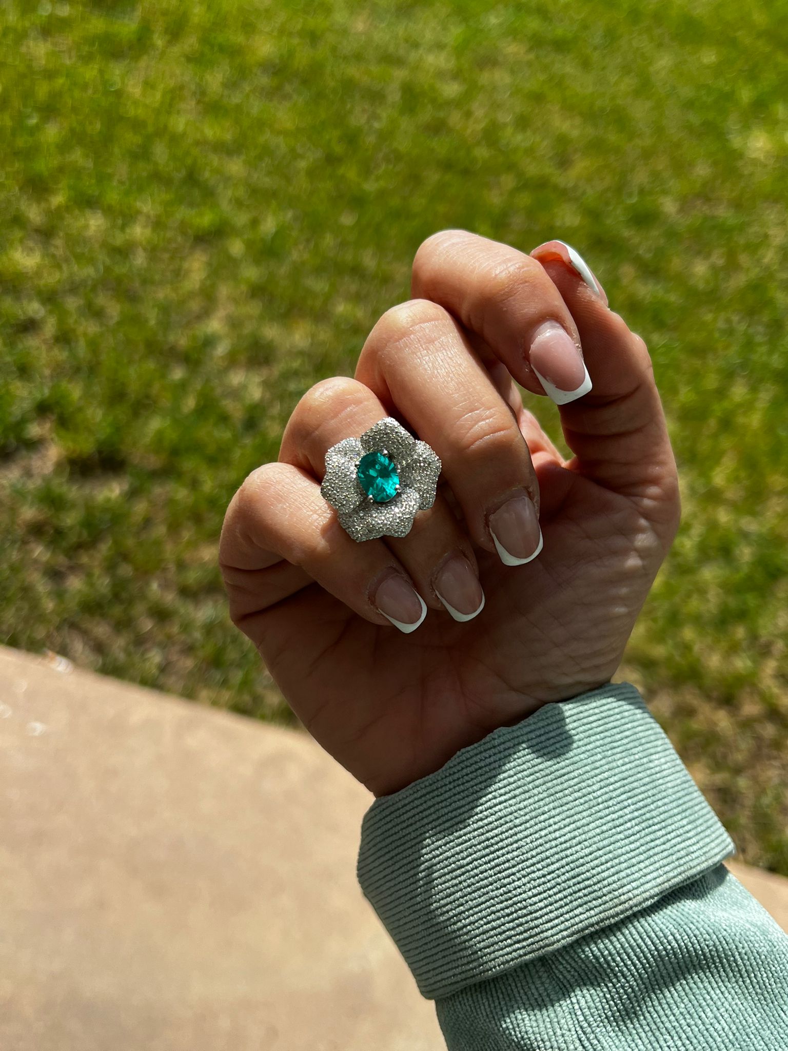 Anello Fiore in Argento 925 con Petali di Zirconi Bianchi e Pietra Azzurra Centrale – Misura 12