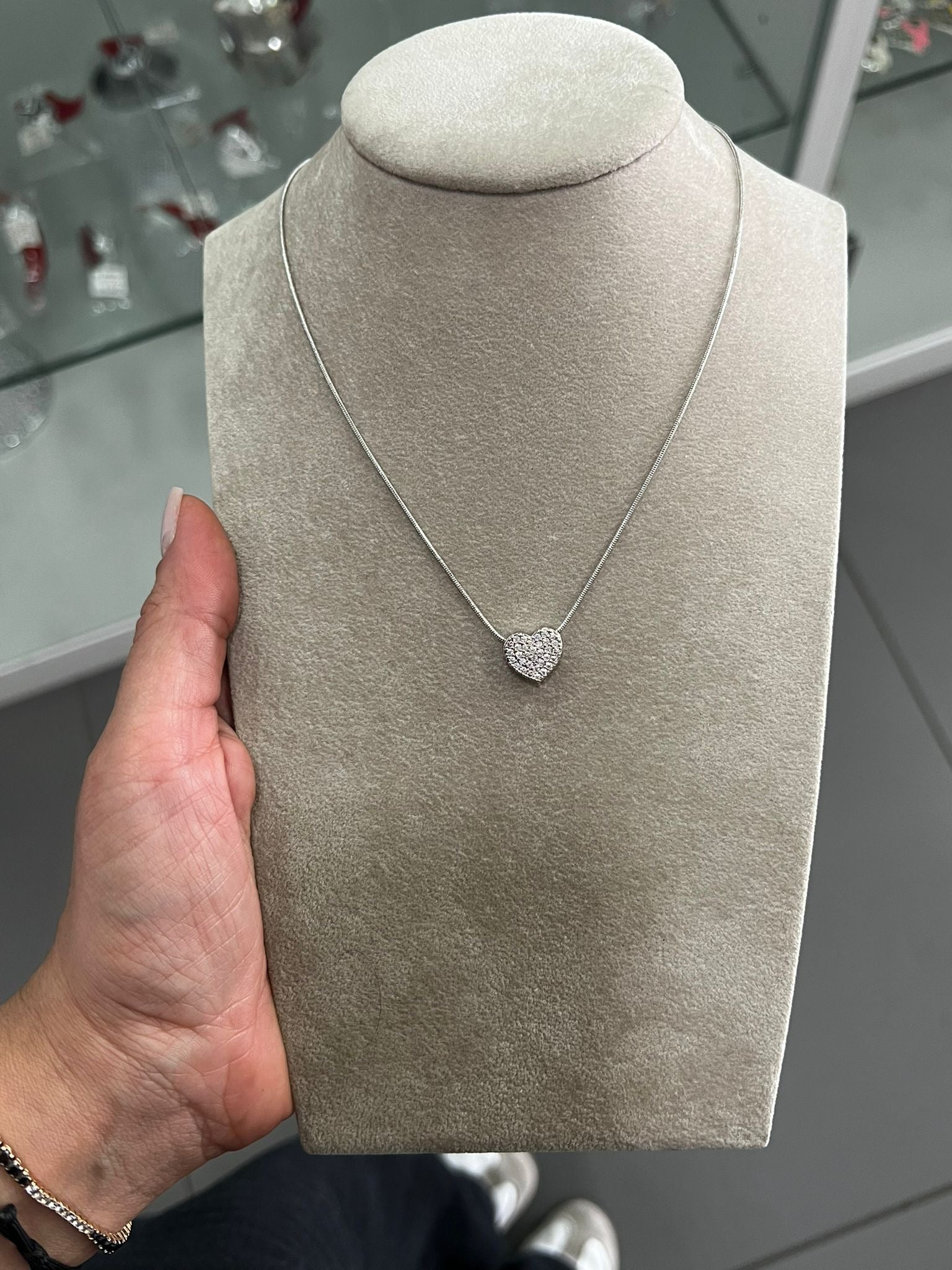 Collana in Acciaio con Cuore e Zirconi Bianchi – Modello Delicato | Elegante e Resistente
