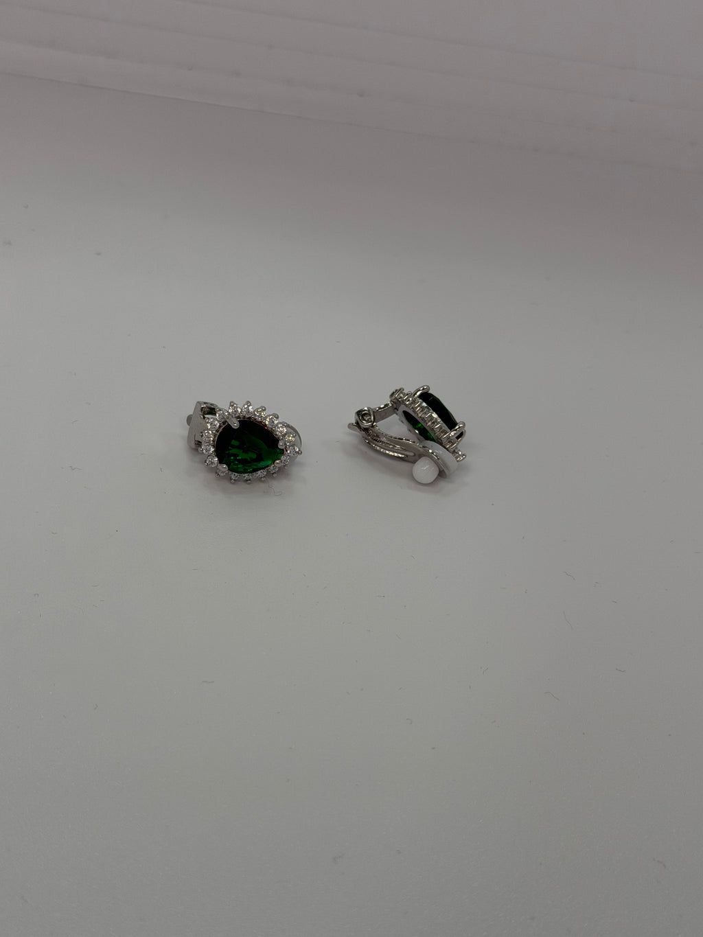 Orecchini a Clip Argento 925 con Pietra Verde e Cornice di Zirconi Bianchi