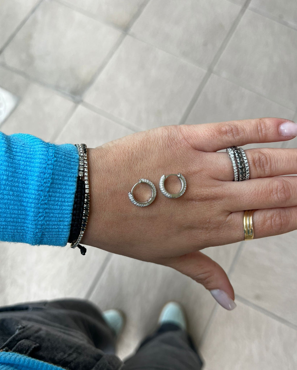 Orecchini Piccoli a Cerchio in Argento 925 con Zirconi Bianchi – Delicati e Luminosi