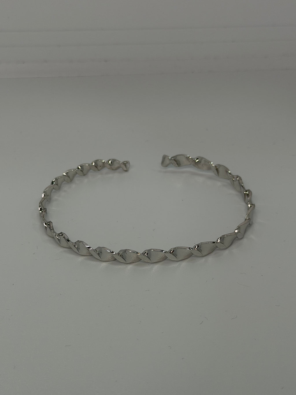 Bracciale Rigido Intrecciato in Argento 925 – Disponibile in Argento e Oro