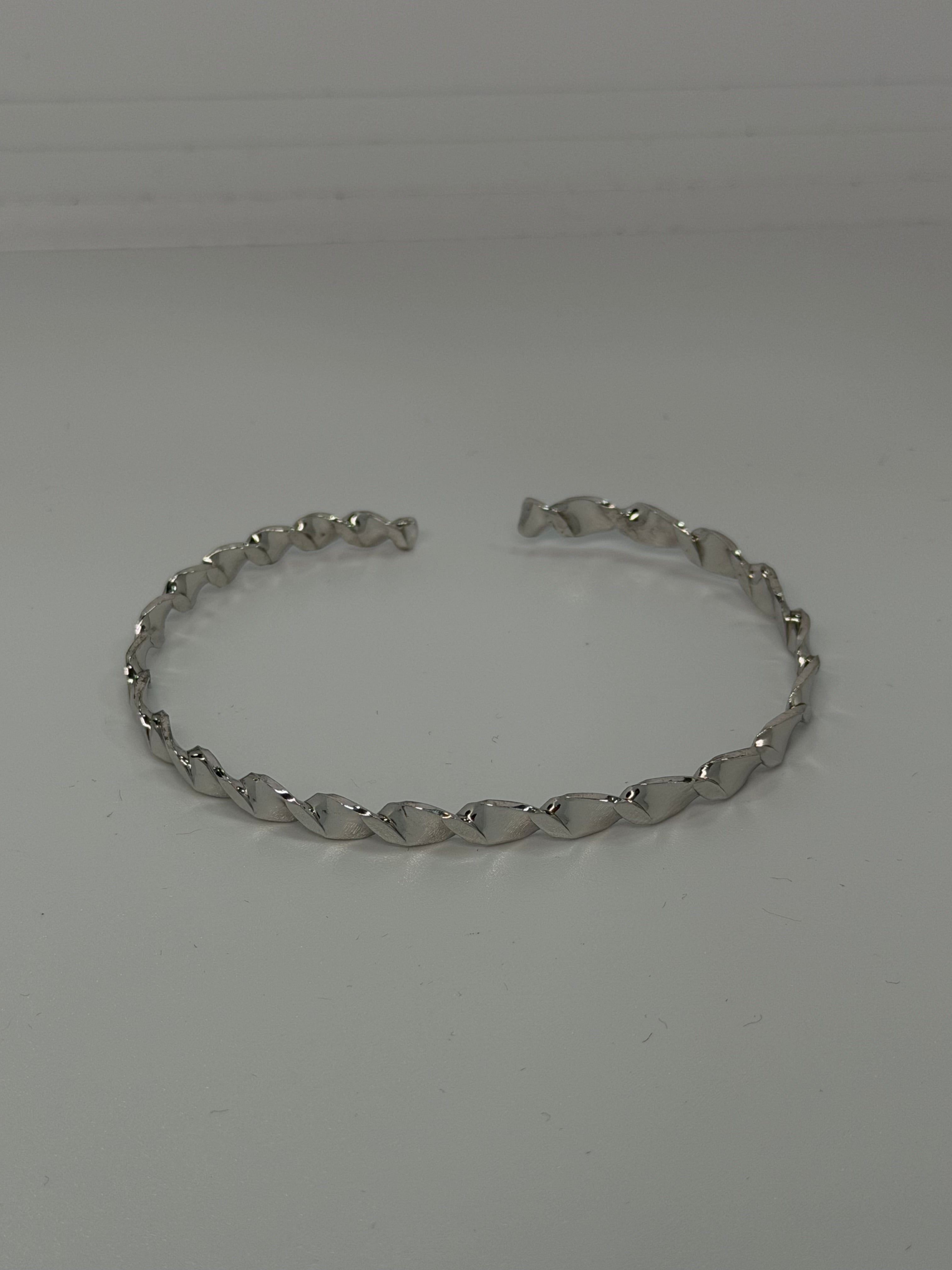 Bracciale Rigido Intrecciato in Argento 925 – Disponibile in Argento e Oro