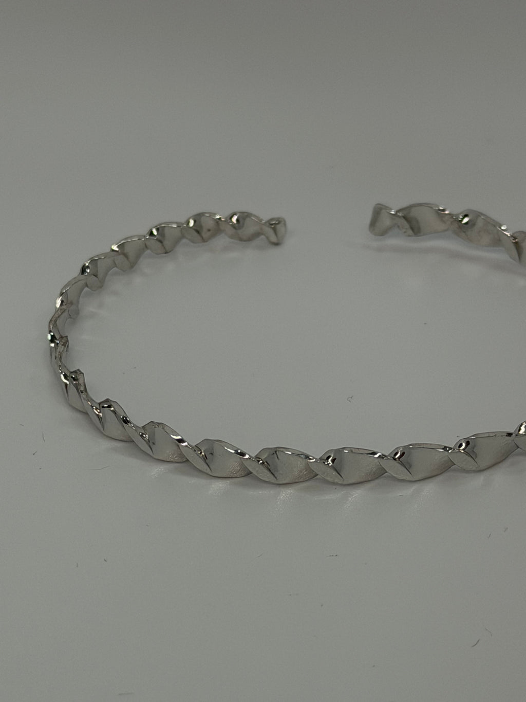 Bracciale Rigido Intrecciato in Argento 925 – Disponibile in Argento e Oro