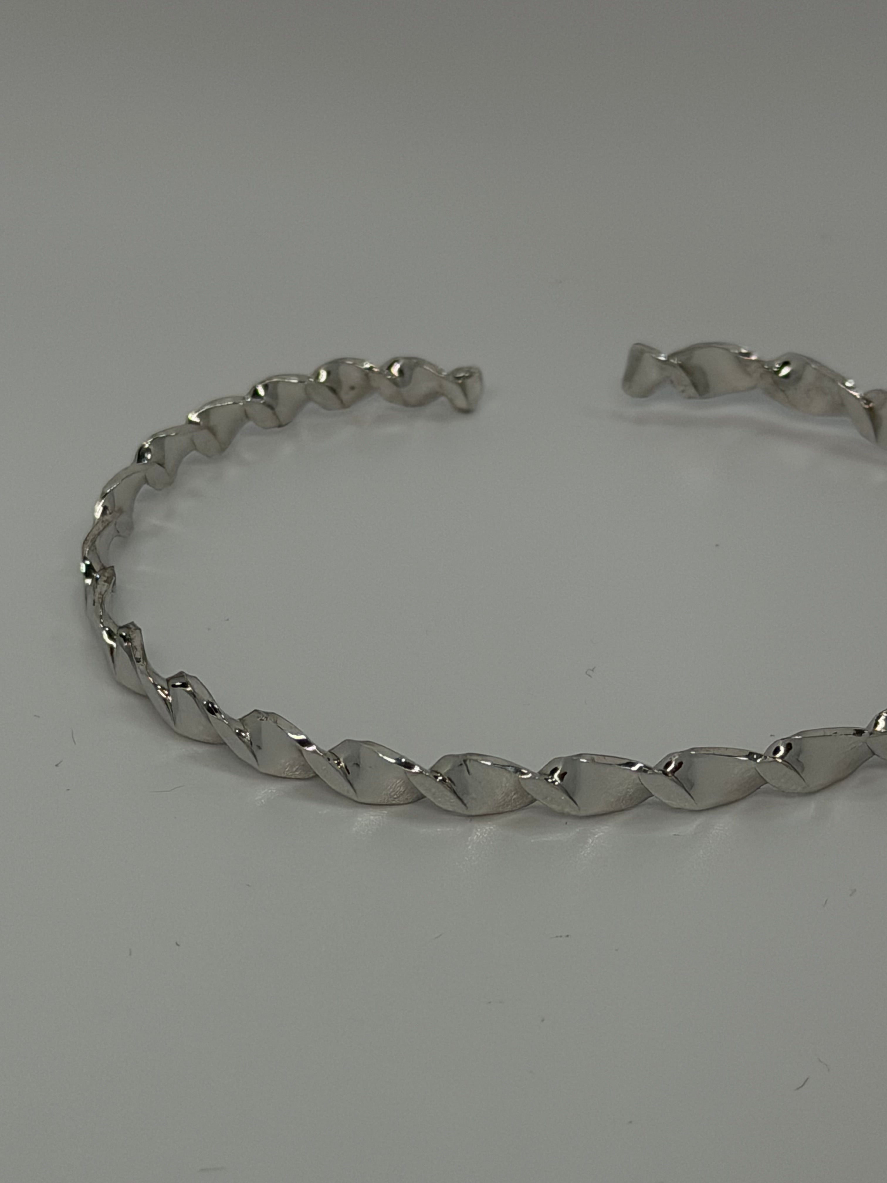 Bracciale Rigido Intrecciato in Argento 925 – Disponibile in Argento e Oro