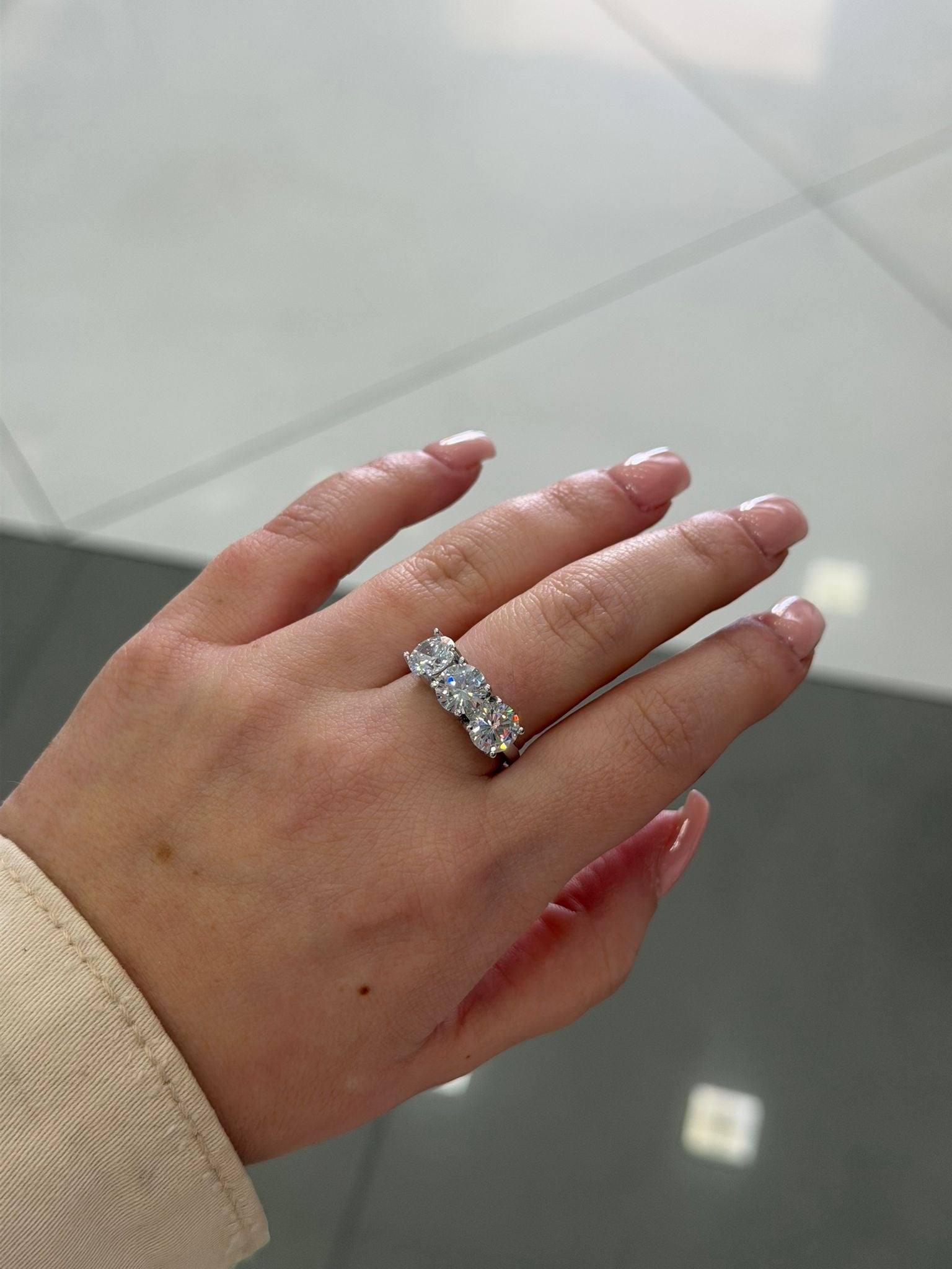 Anello Trilogy in Argento 925 con Pietre Bianche Grandi – Regolabile