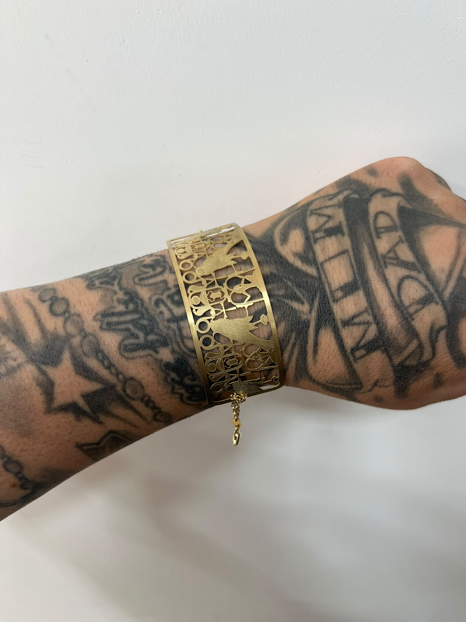 Bracciale Rigido Dorato Argento 925 con Segni Egiziani – Esclusivo e Regolabile