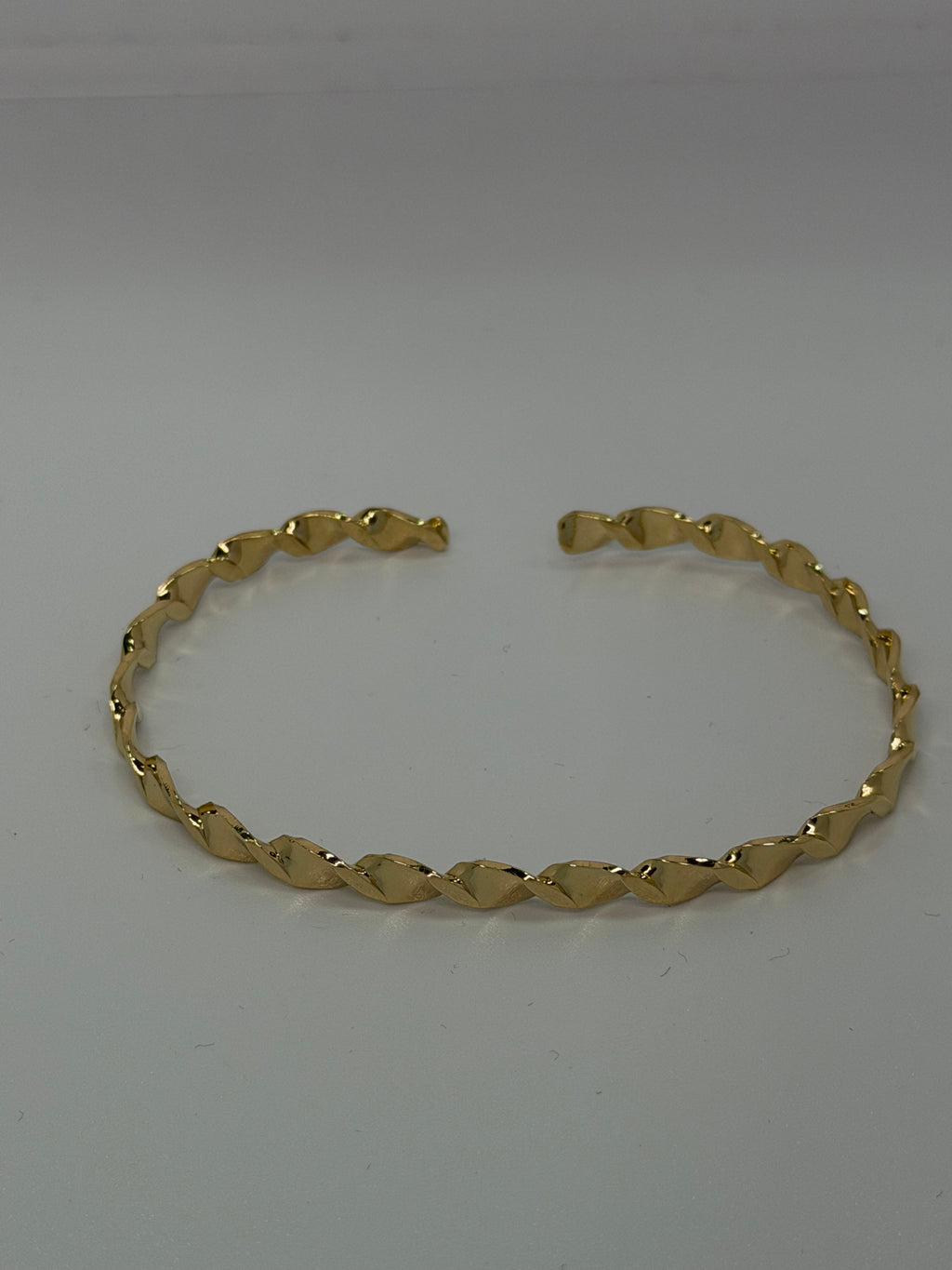 Bracciale Rigido Intrecciato in Argento 925 – Disponibile in Argento e Oro
