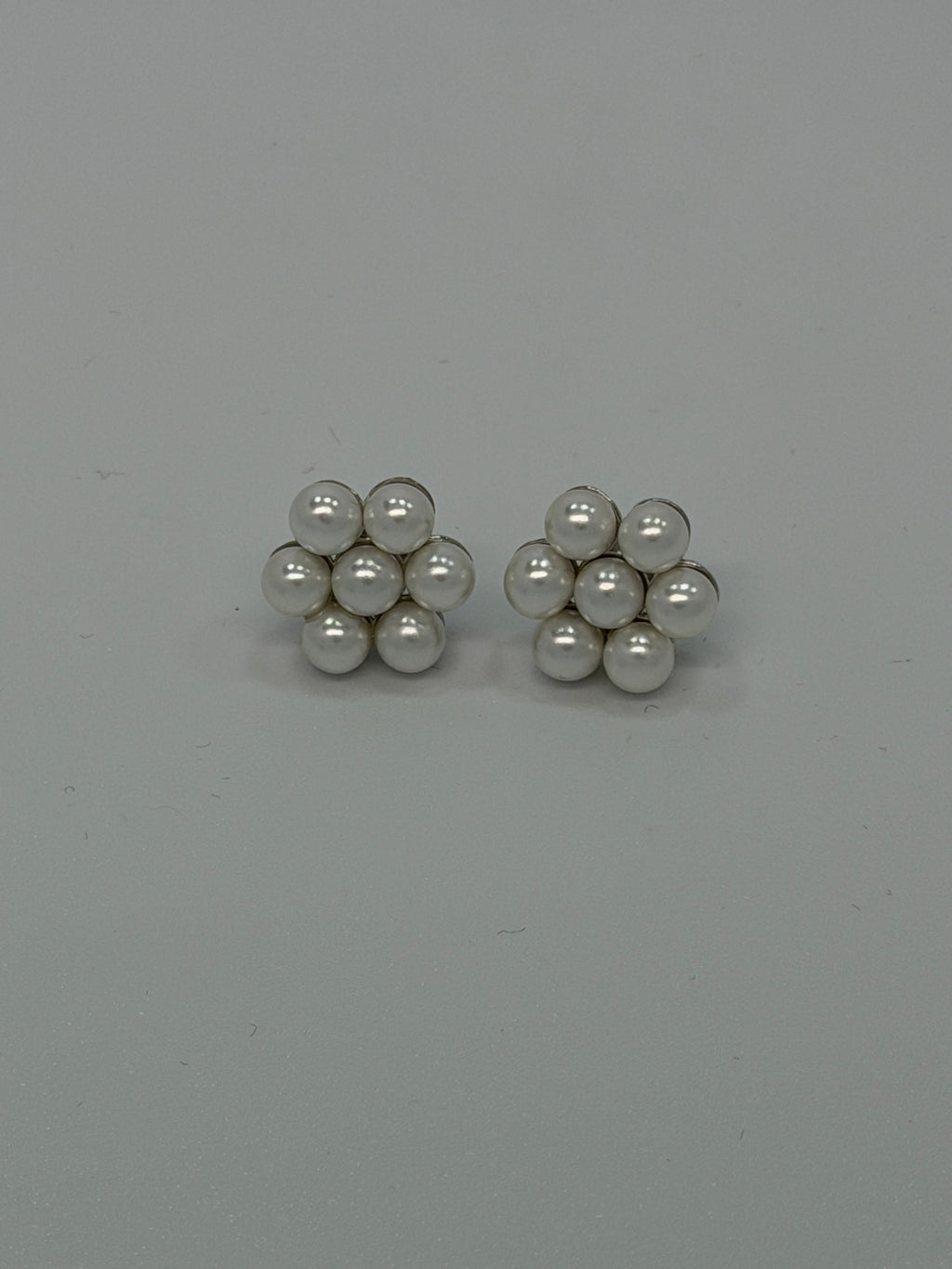 Orecchini a Fiore con Perle Bianche in Argento 925 – Al Lobo