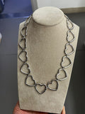Collana Cuori Traforati in Acciaio – Romantica e Resistente