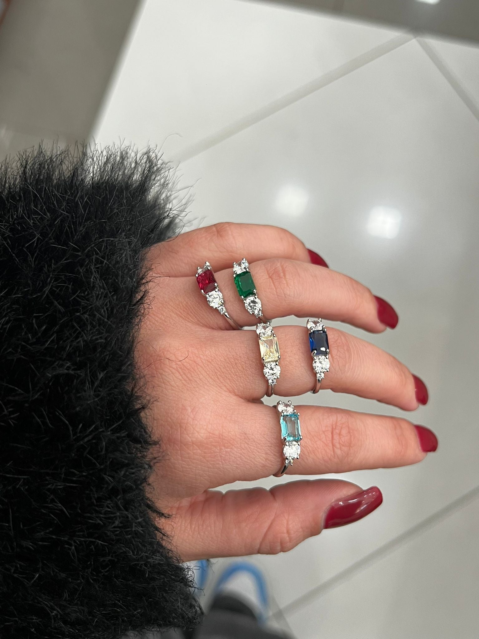 Anello Tre Pietre Colorate Argento 925 – Colore e Brillantezza