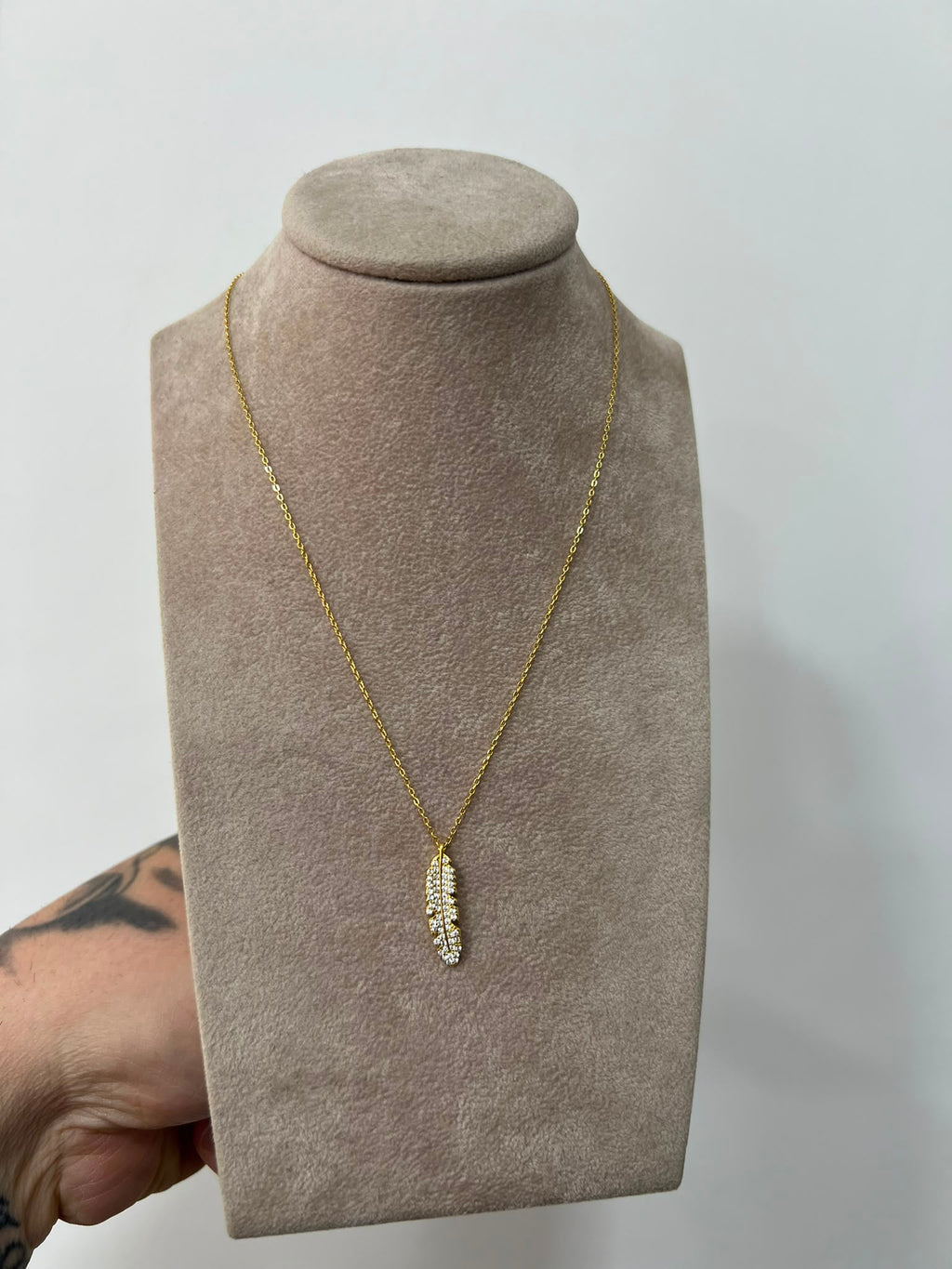 Collana Piuma Zirconi Bianchi – Argento 925 Bagnato Oro