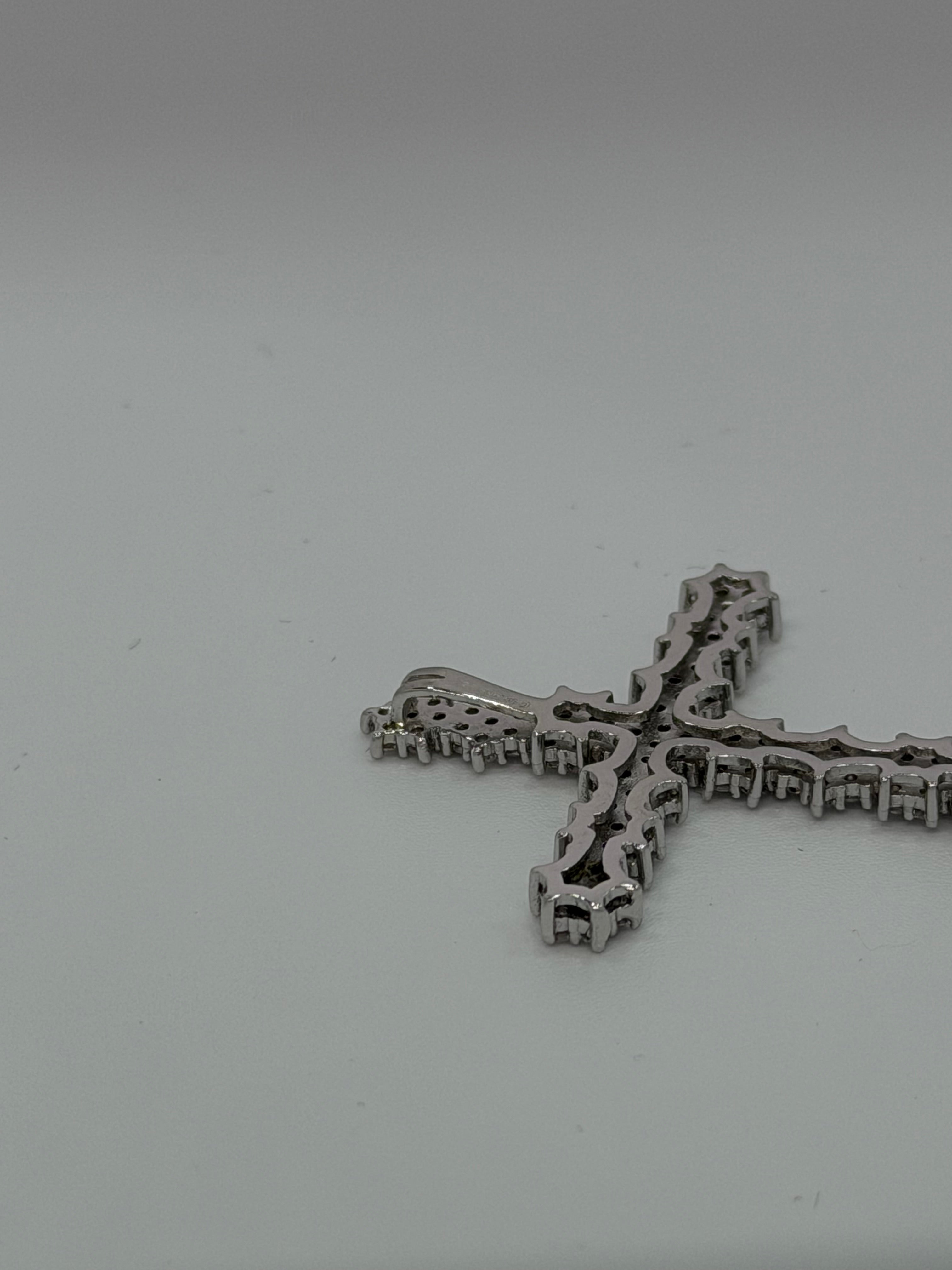 Ciondolo Croce Grande a Fiori con Zirconi Bianchi in Argento 925 | Gioiello Elegante