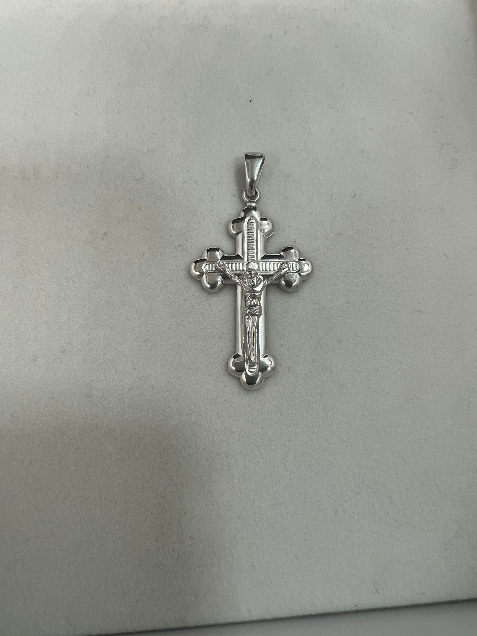 Ciondolo Croce Argento 925 con Gesù Crocifisso – Devozione Autentica