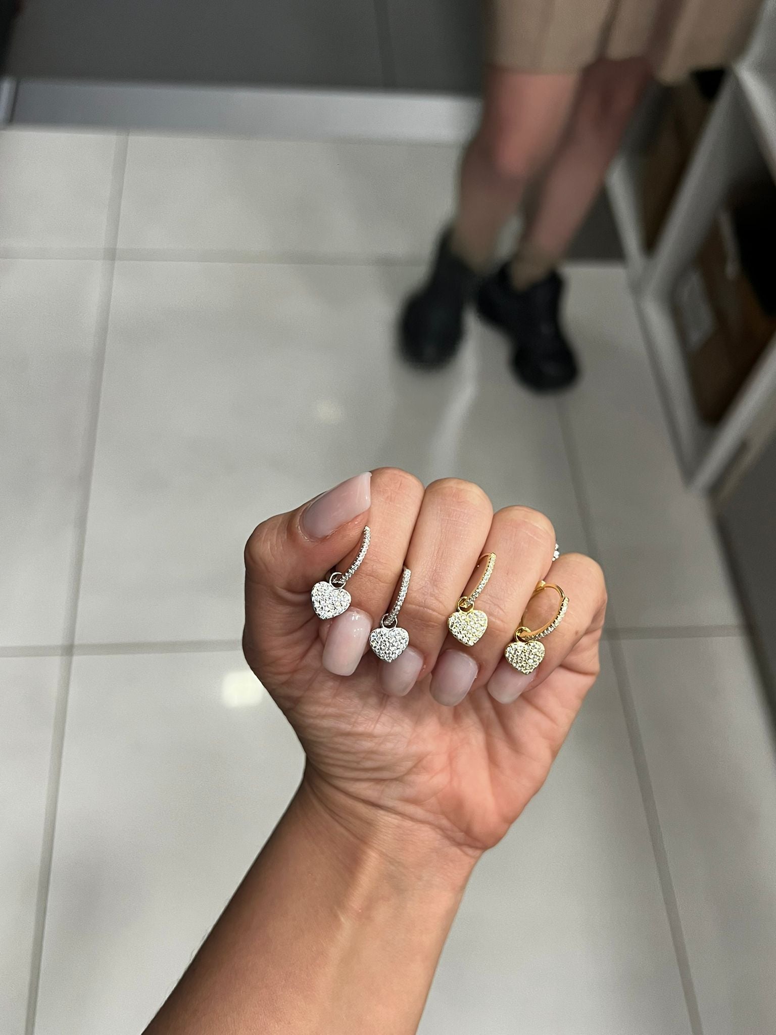 Orecchini Cerchio con Cuori Pendenti Argento 925 e Zirconi Bianchi