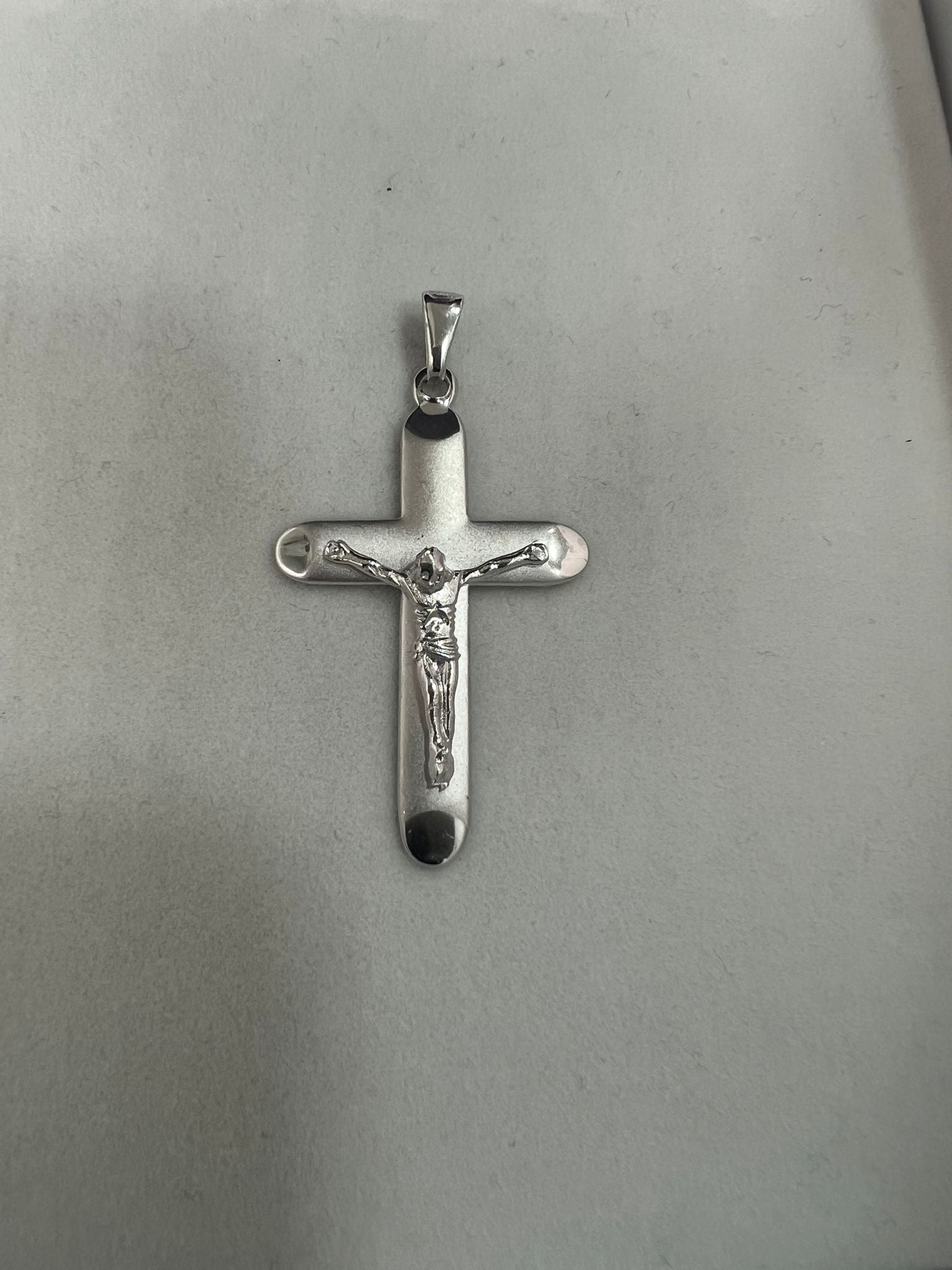 Ciondolo Croce Satinata Argento 925 con Gesù Crocifisso