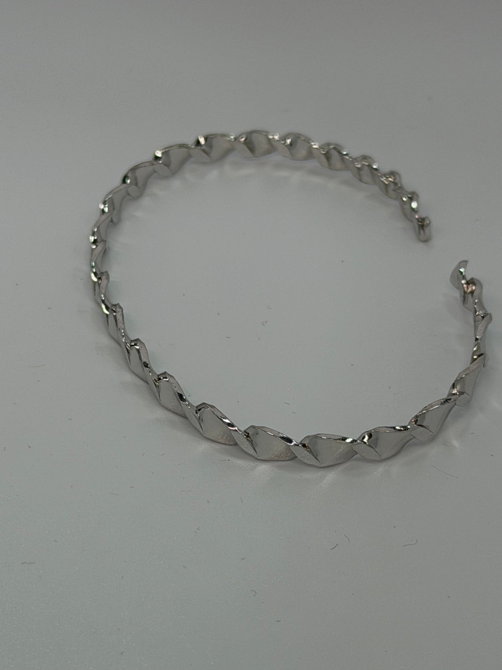Bracciale Rigido Intrecciato in Argento 925 – Disponibile in Argento e Oro