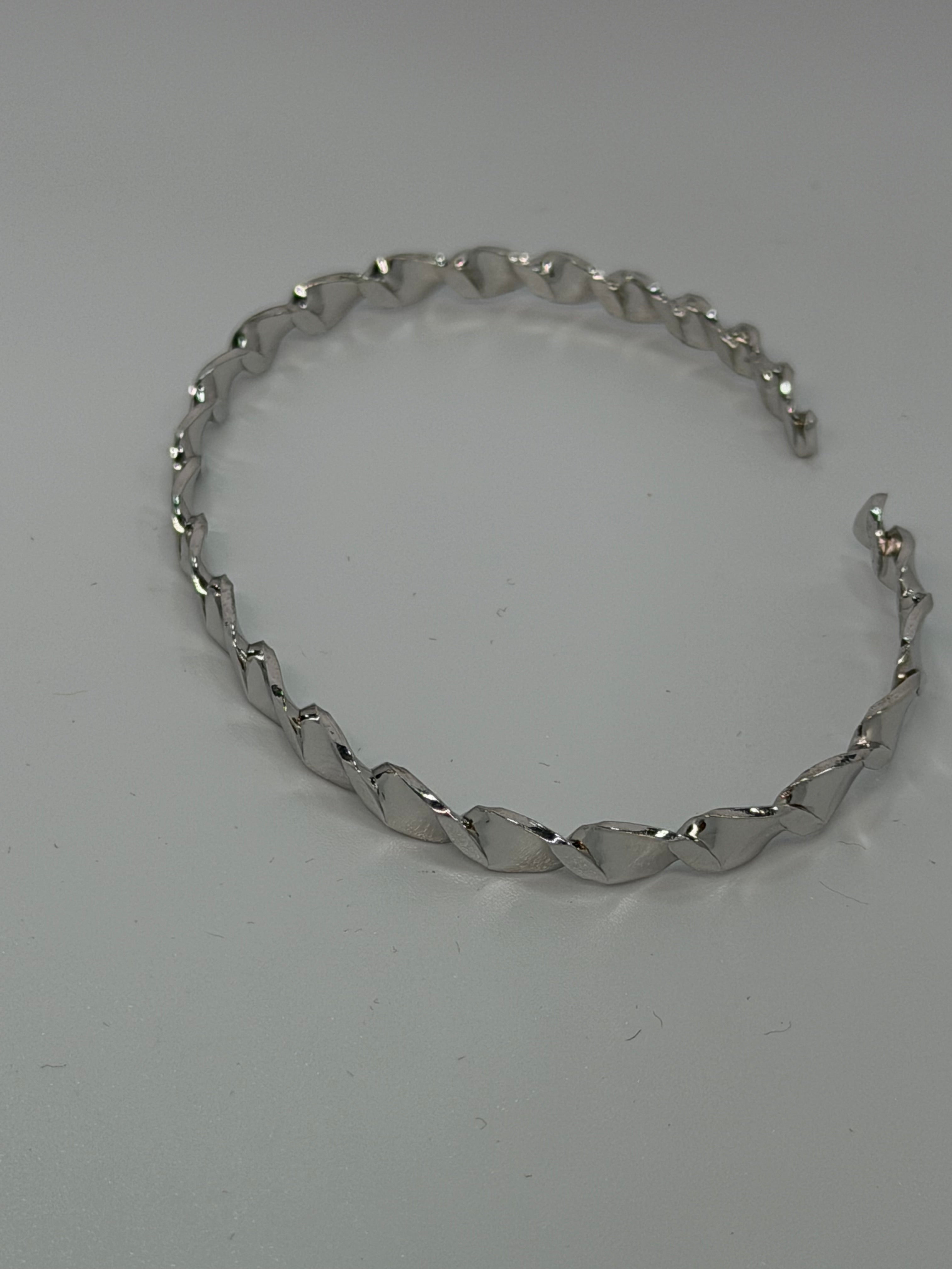 Bracciale Rigido Intrecciato in Argento 925 – Disponibile in Argento e Oro