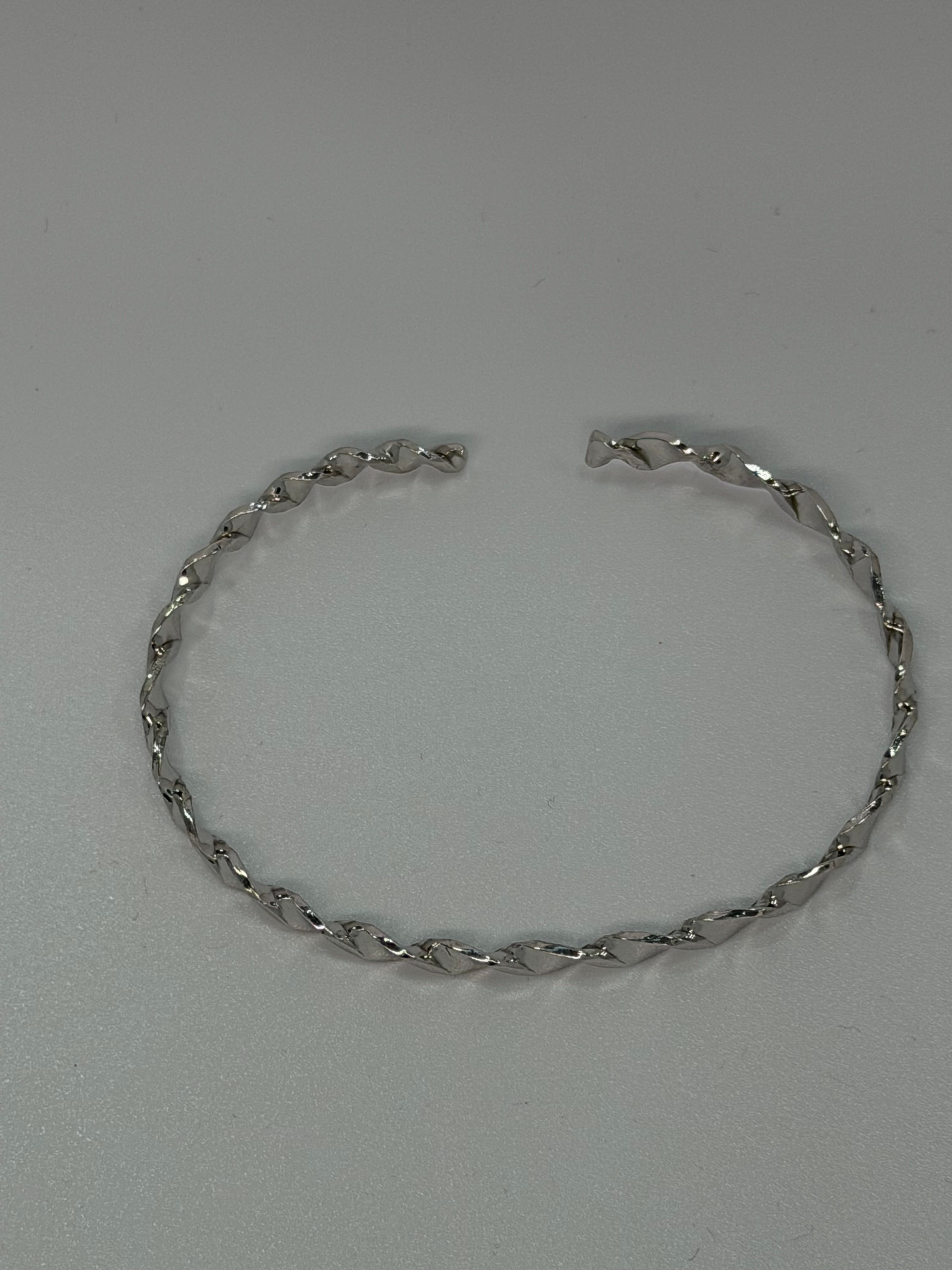 Bracciale Rigido Intrecciato in Argento 925 – Disponibile in Argento e Oro